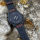 La parte inferior del TicWatch Pro 3 Ultra, con su enorme medidor cardíaco.